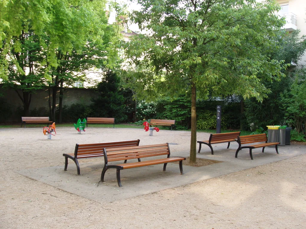 Des bancs et des jeux d'enfants