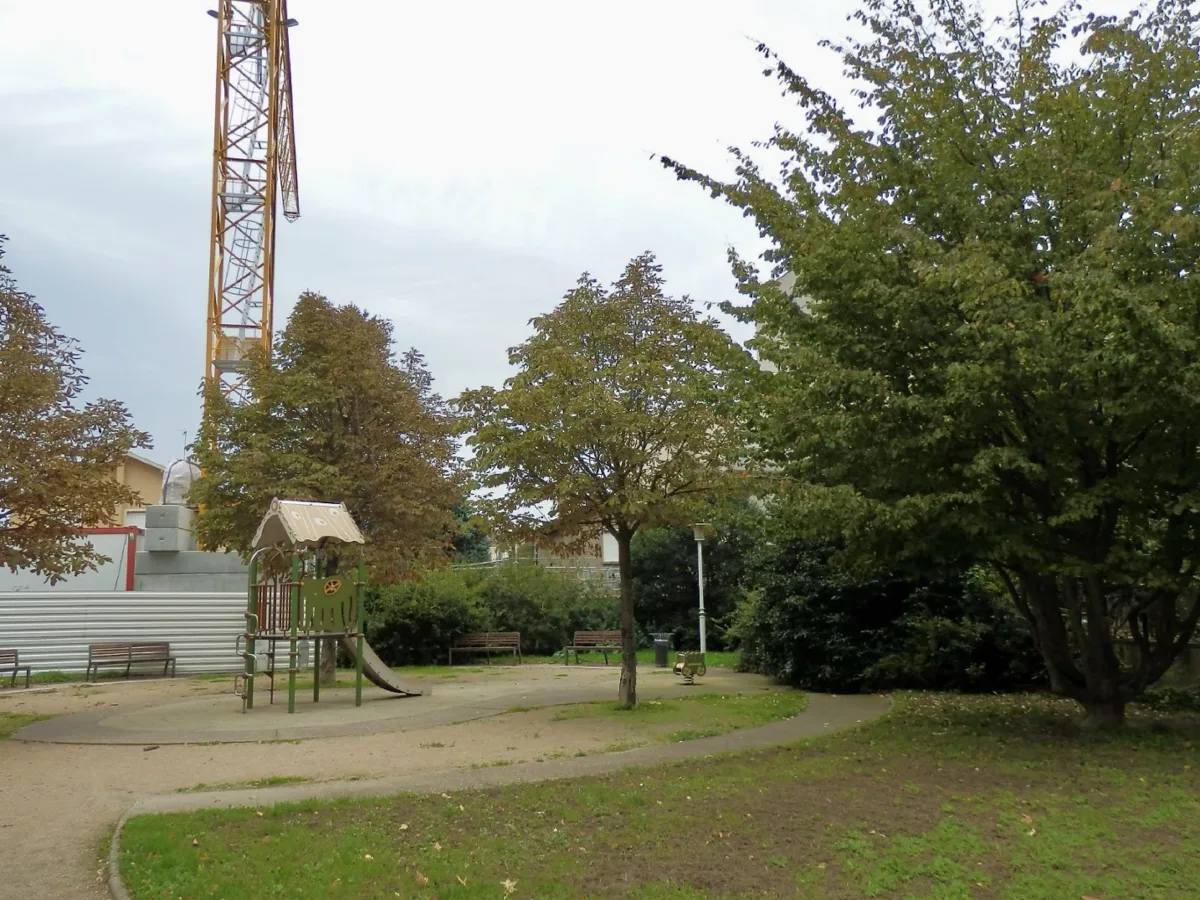 Jardin public avec jeux d'enfants