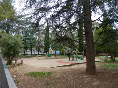 Le jardin public Léon Pfeffer avec ses jeux d'enfants