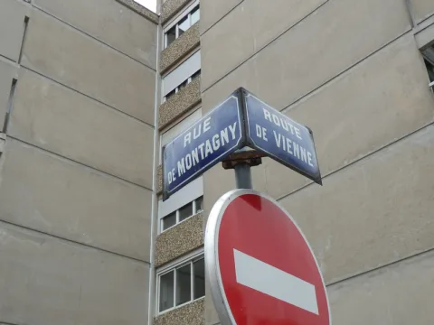 La rue de Montagny à la traversée de la route de Vienne