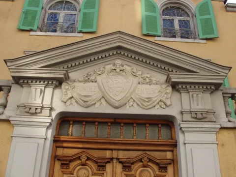 Entrée de la clinique - Inscription "Fondée en 1850" avec les 3 lettres SVP entrelacées dans l'écusson