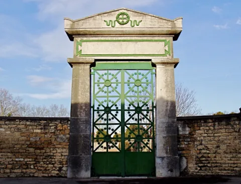 Le portail de la rue Pierre Delore