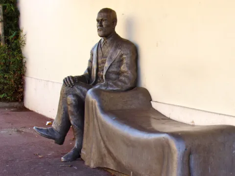 Statue de Sigmund Freud à l'entrée de l'hôpital (Georges Faure 2006)