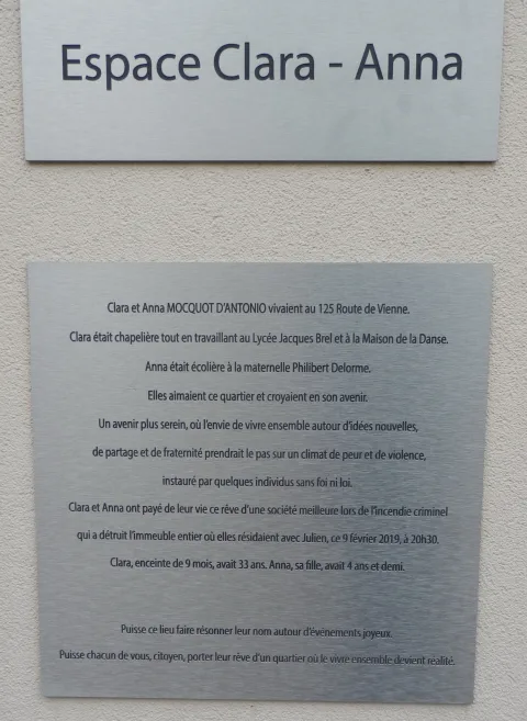 Plaque à la mémoire et Clara et Anna