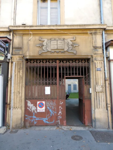 126 route de Vienne : l'ancien portail (2011)