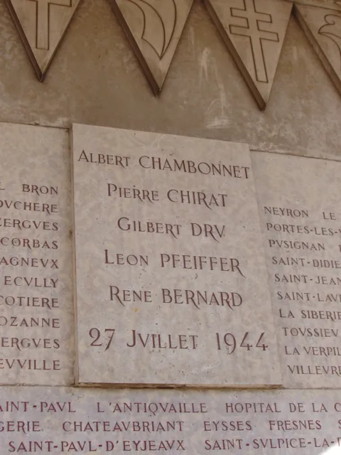 Plaque au nom de Léon Pfeiffer acompagnant la statue du "Veilleur de Pierre", place Bellecour