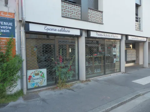 Entrée du magasin 104 route de Vienne
