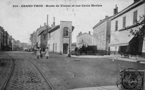 Une autre vue (1908), mais avec une erreur dans la légende : il s'agit de la rue Croix-Mathon et non de la rue Croix-Morlon