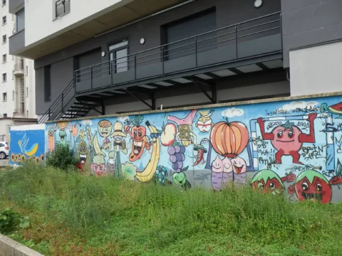 Coin de verdure et fresque derrière l'Espace Samuel Paty