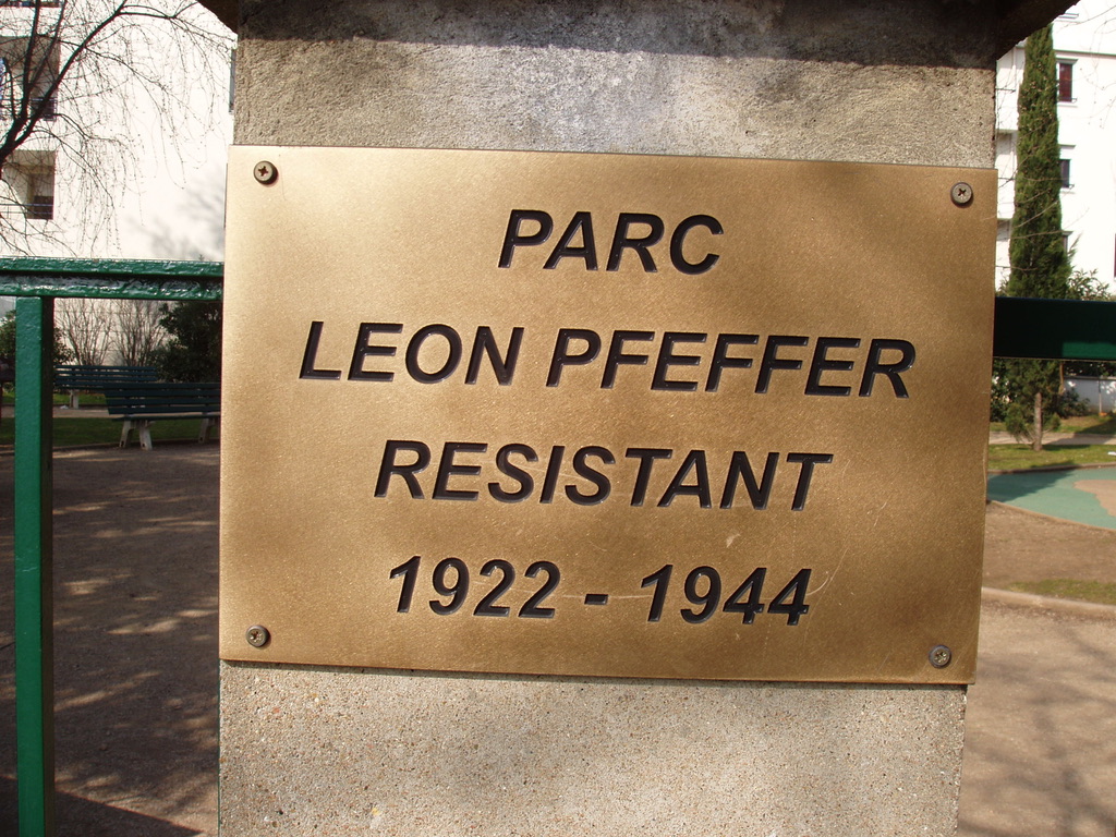 Plaque du parc Léon Pfeffer, à l'angle de la rue Général Gouraud et de la rue de Montagny