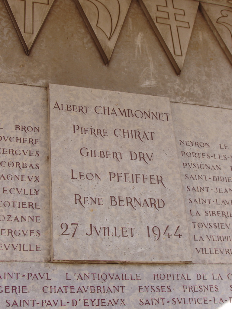Plaque commémorative placée au dos du Veilleur de pierre, place Bellecour, avec l’orthographe LEON PFEIFFER.