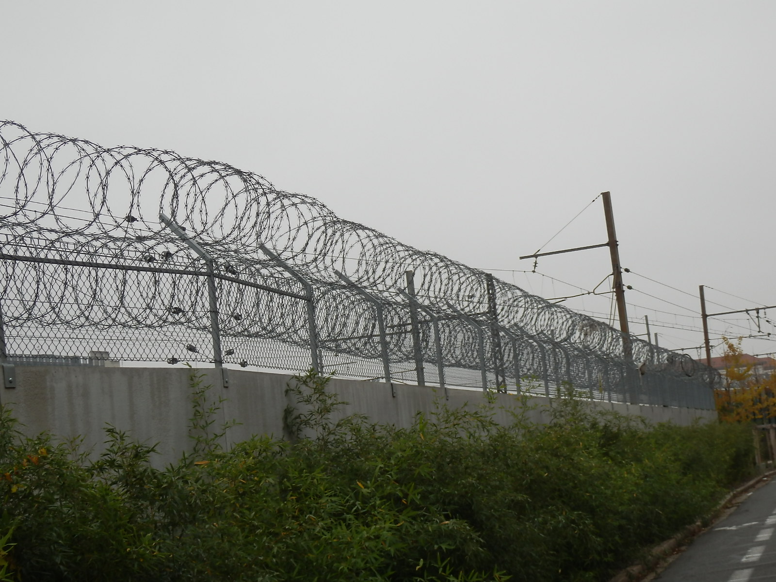 La rue de Montagny le long des voies de chemin de fer