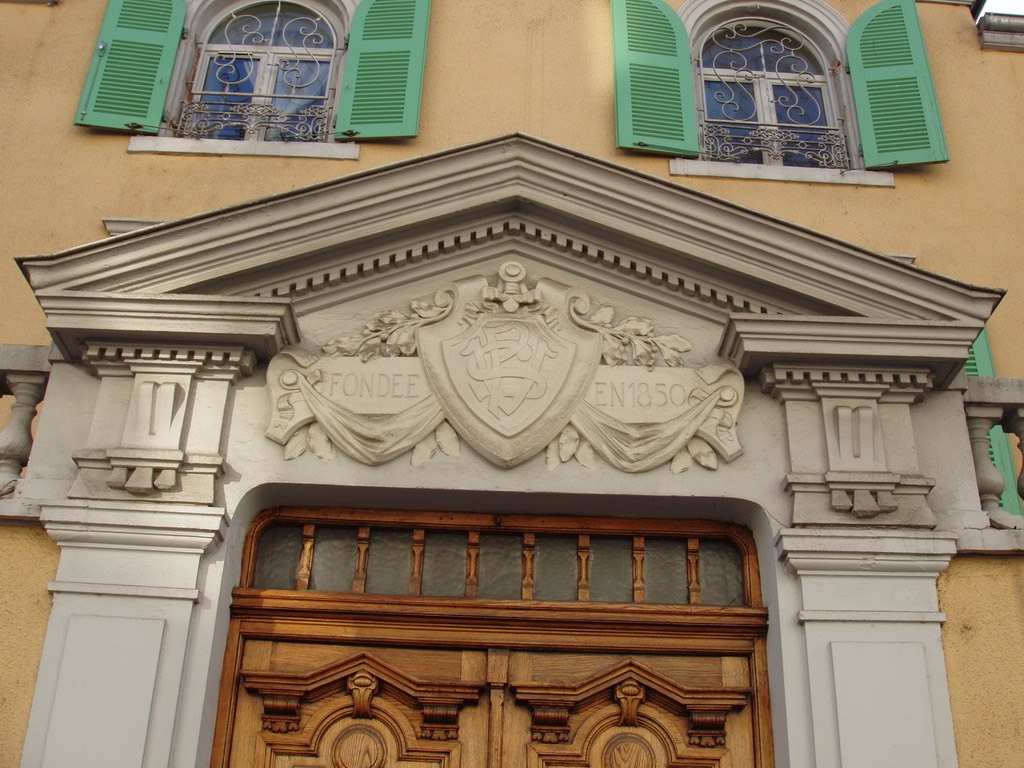 Entrée de la clinique - Inscription "Fondée en 1850" avec les 3 lettres SVP entrelacées dans l'écusson