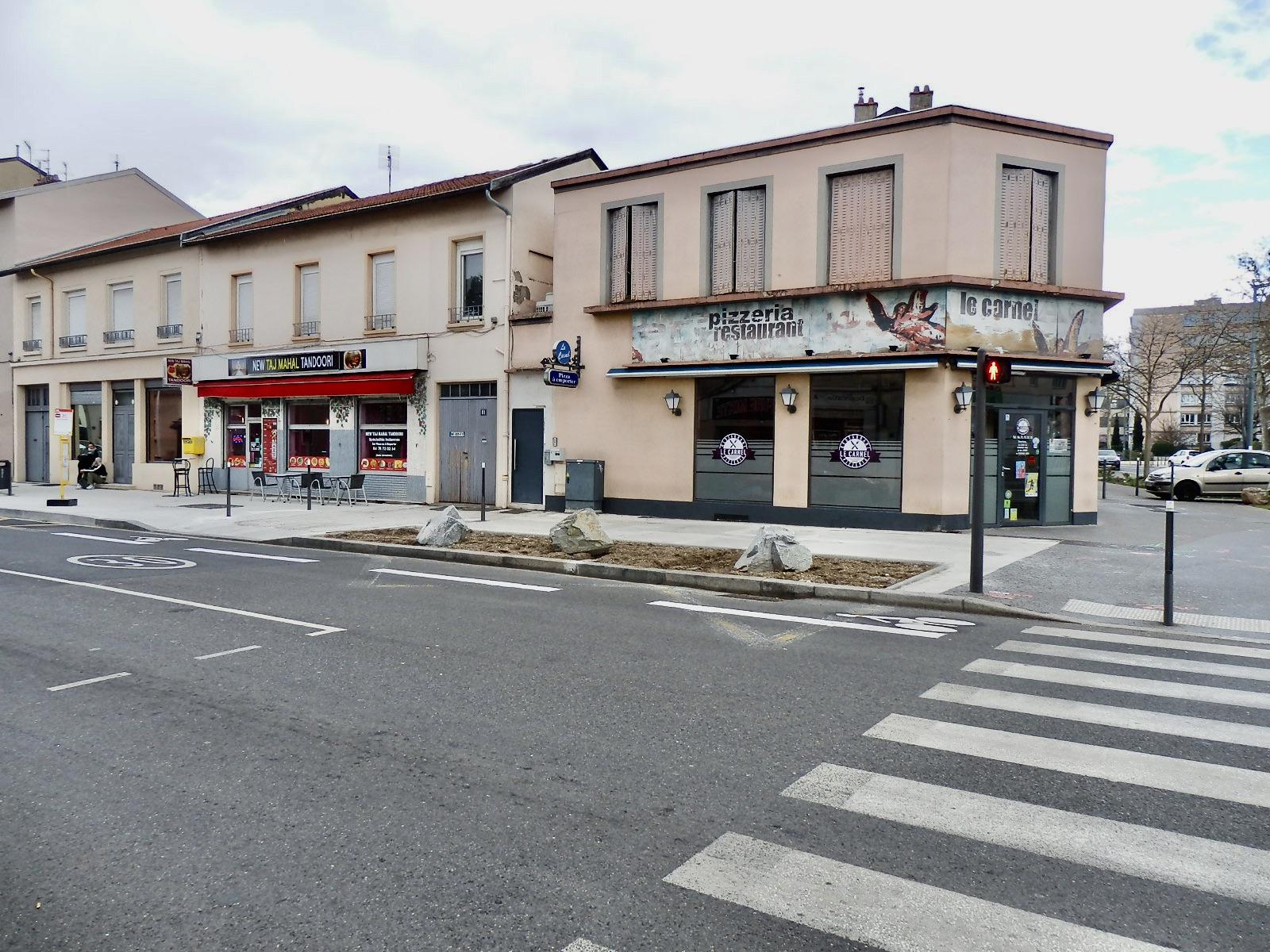 Angle de la rue Delore et de la rue Cazeneuve