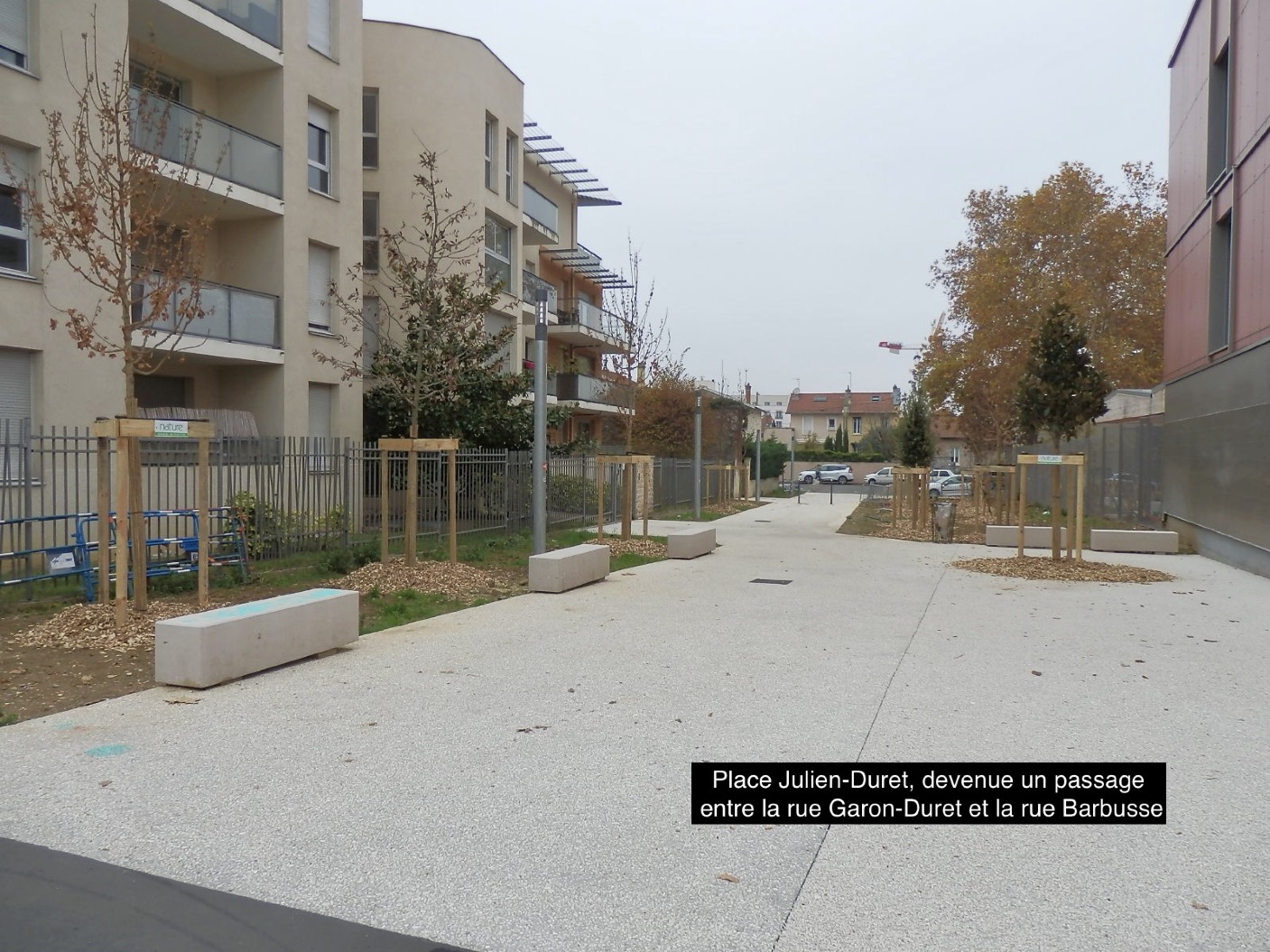 Place Julien Duret, entrée de la maternelle Anne Sylvestre