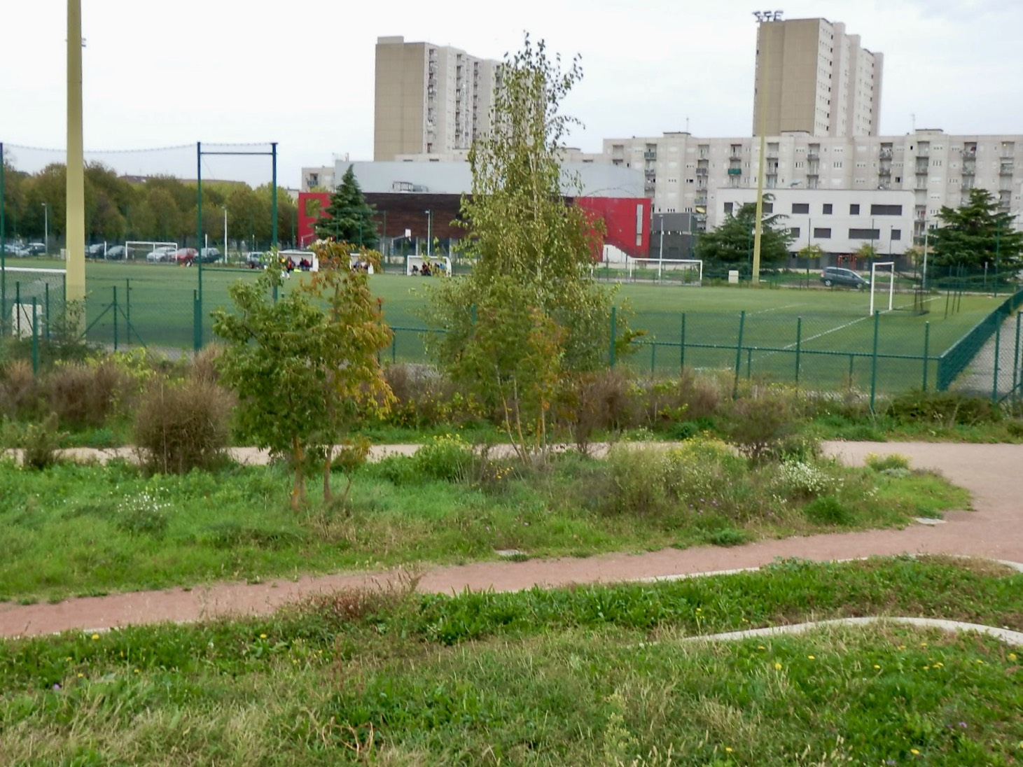 Vue sur les terrains de football depuis le parc public du Clos Layat
