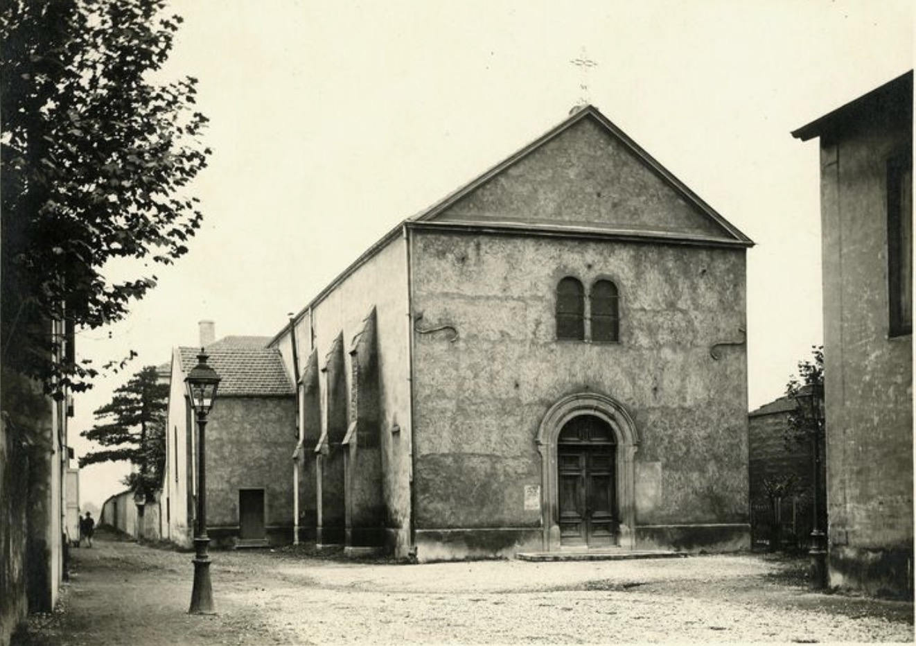 L'ancienne église Saint Vincent de Paul (à gauche, l'actuelle rue du Presbytère)