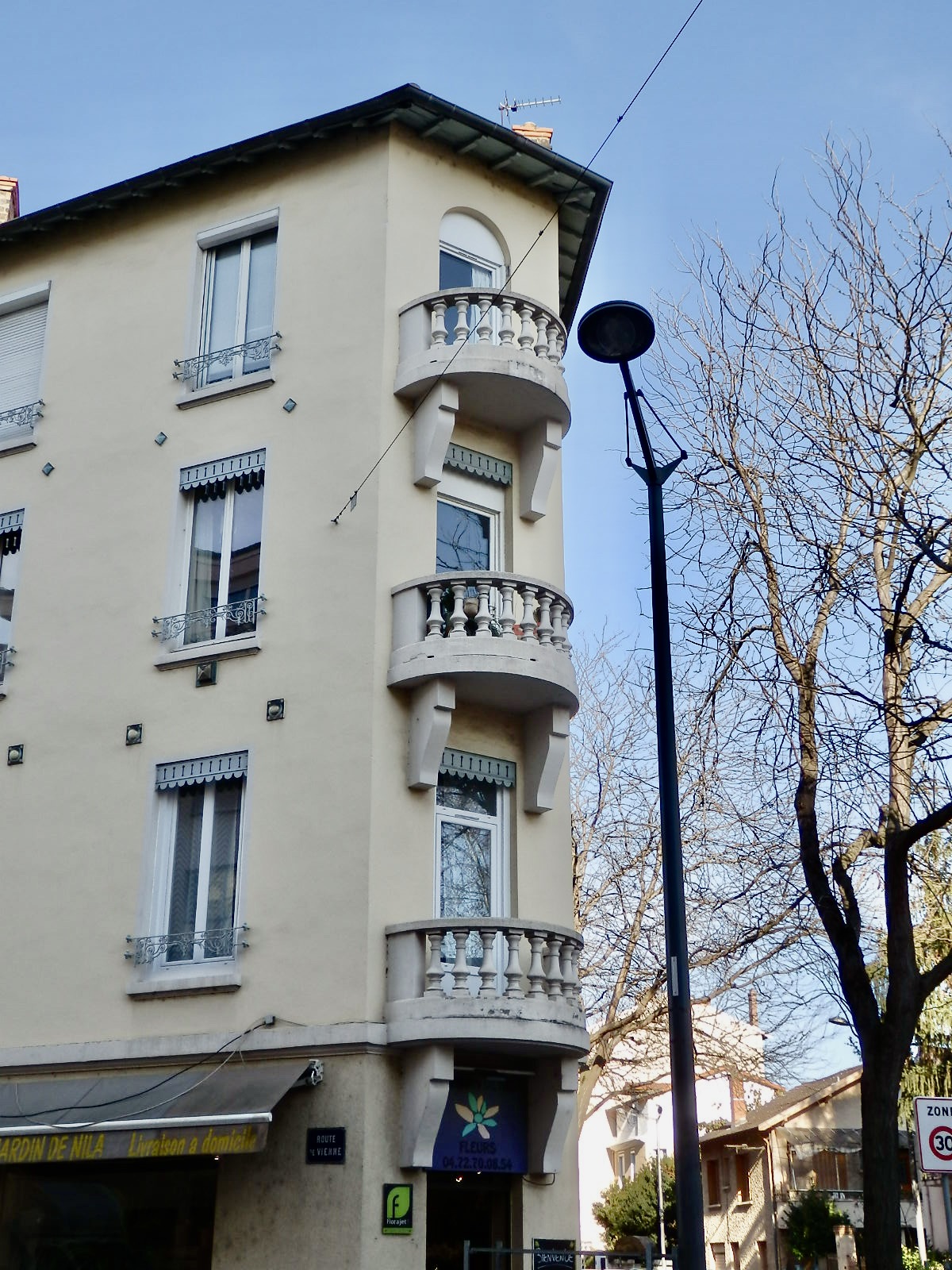 Immeuble à l'angle de la rue Carrier et de la route de Vienne