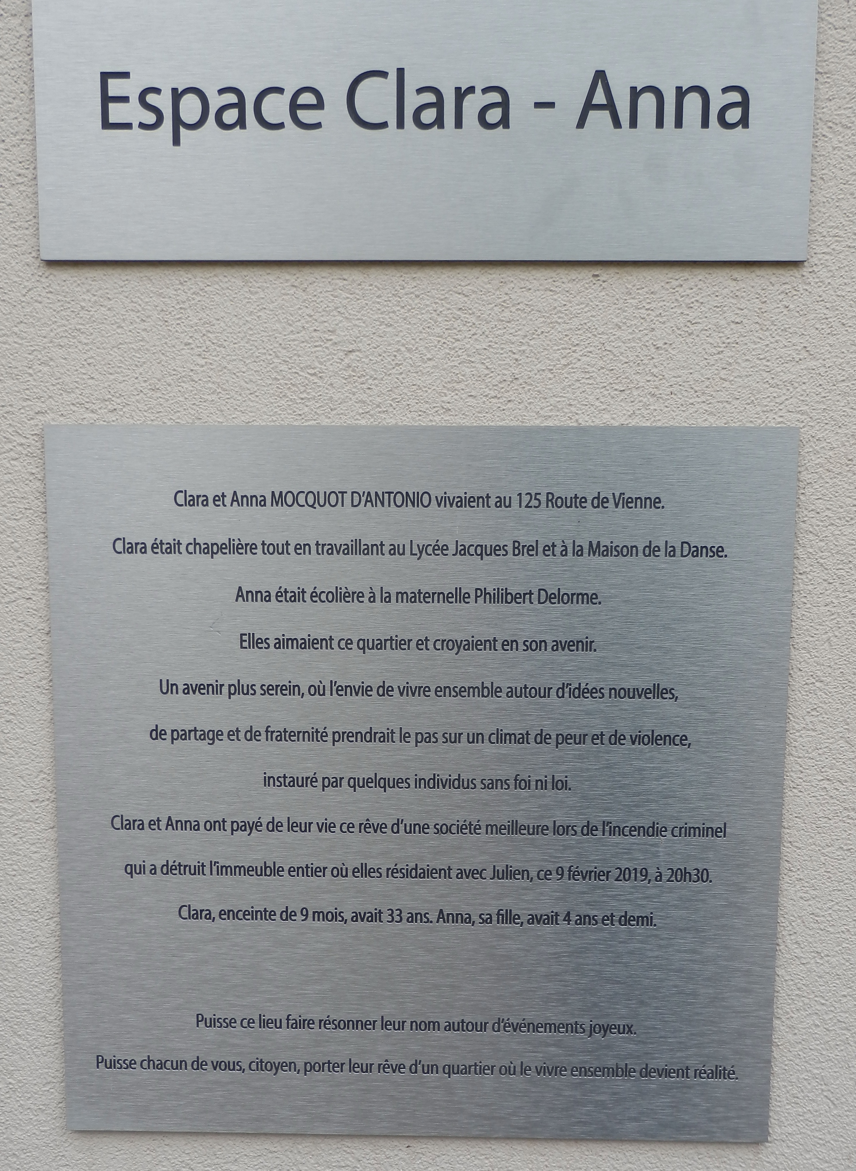 Plaque à la mémoire et Clara et Anna