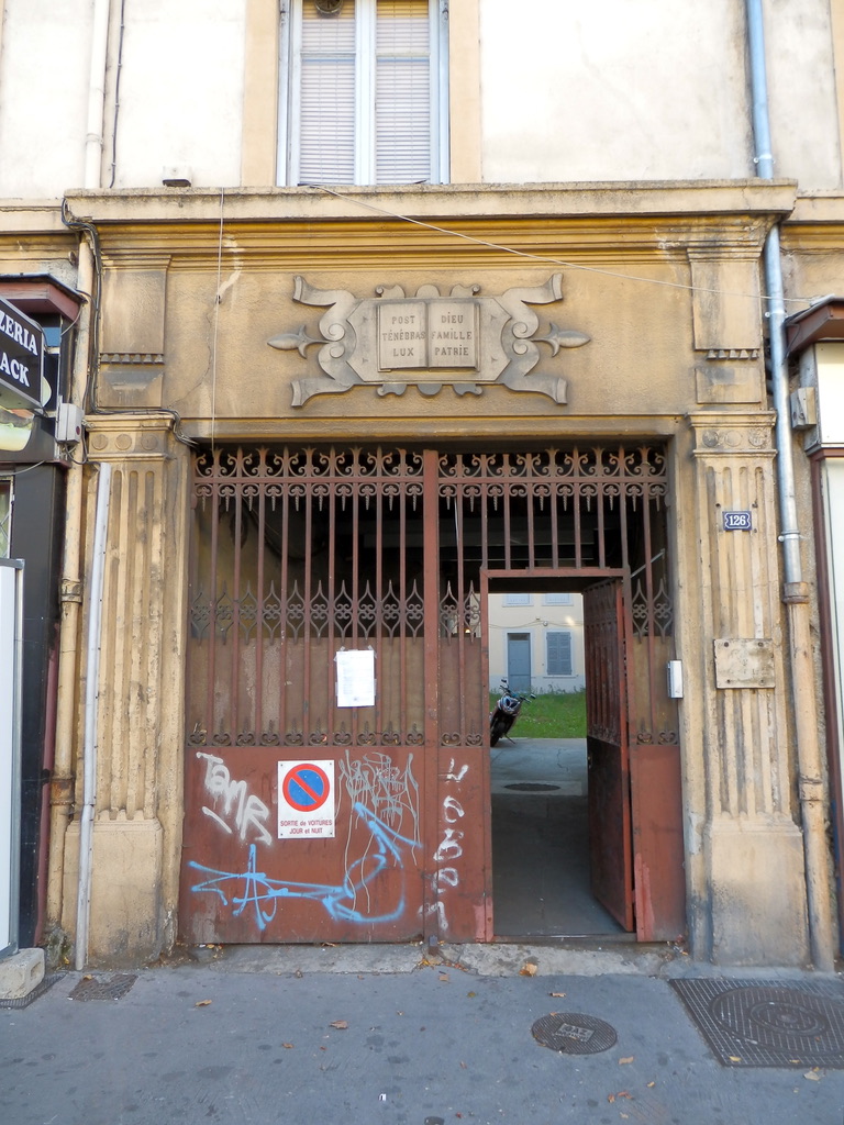 126 route de Vienne : l'ancien portail (2011)