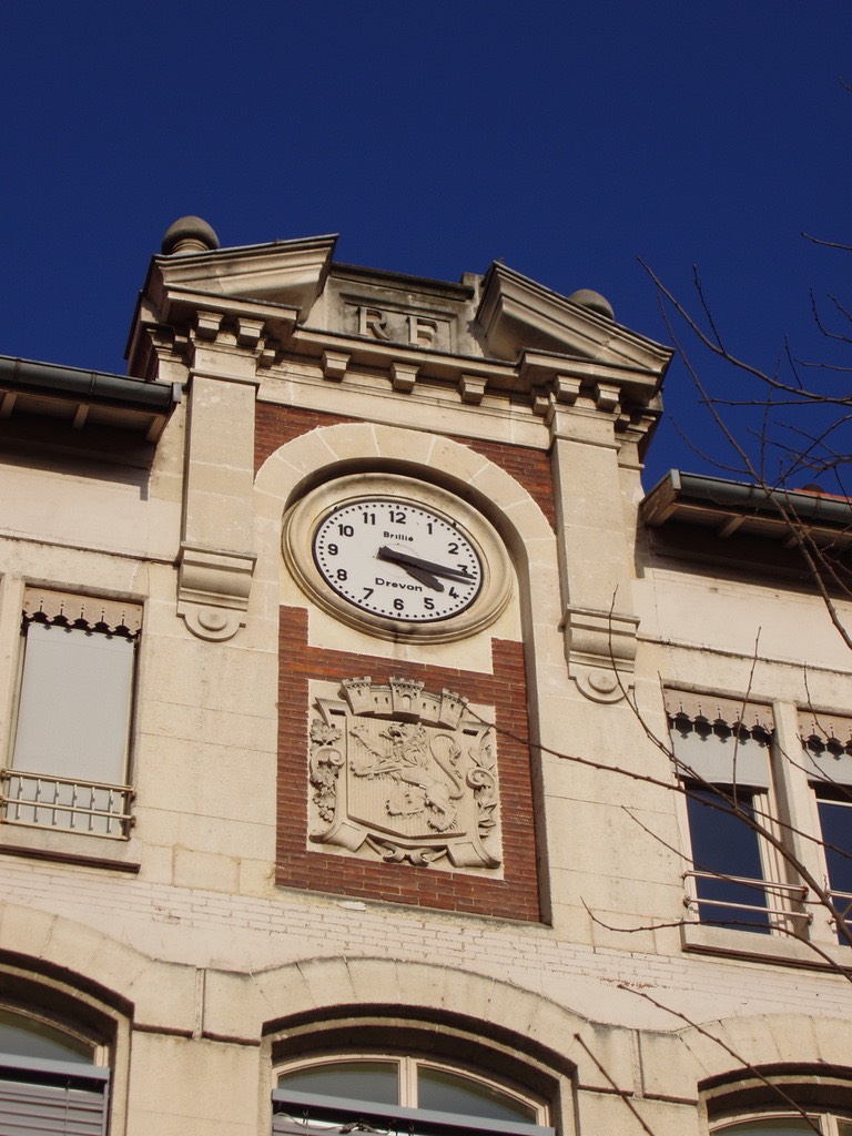Le fronton de l'école avec son horloge et le blason de la Ville de Lyon