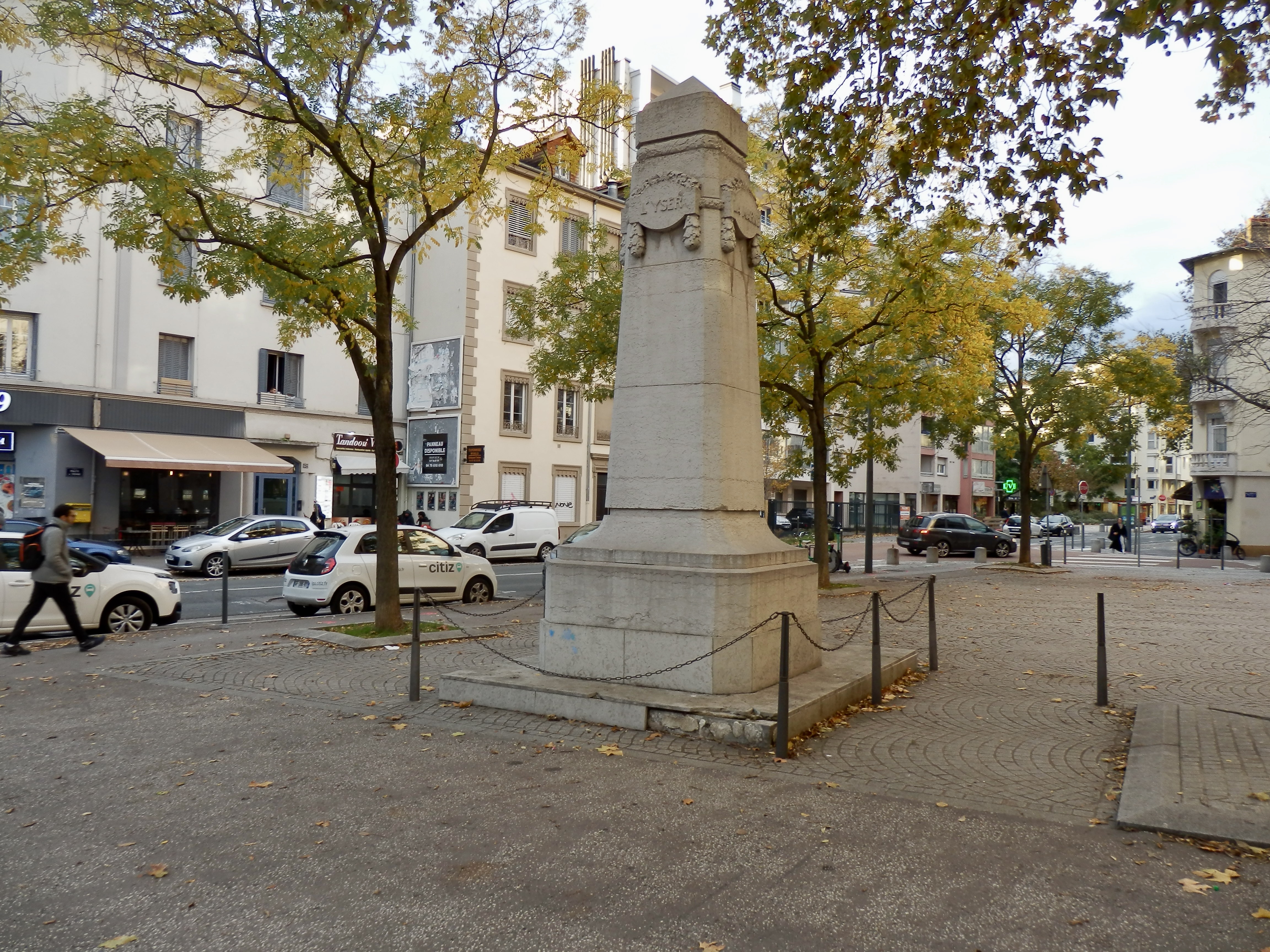 Le monument aux morts de la place Belleville