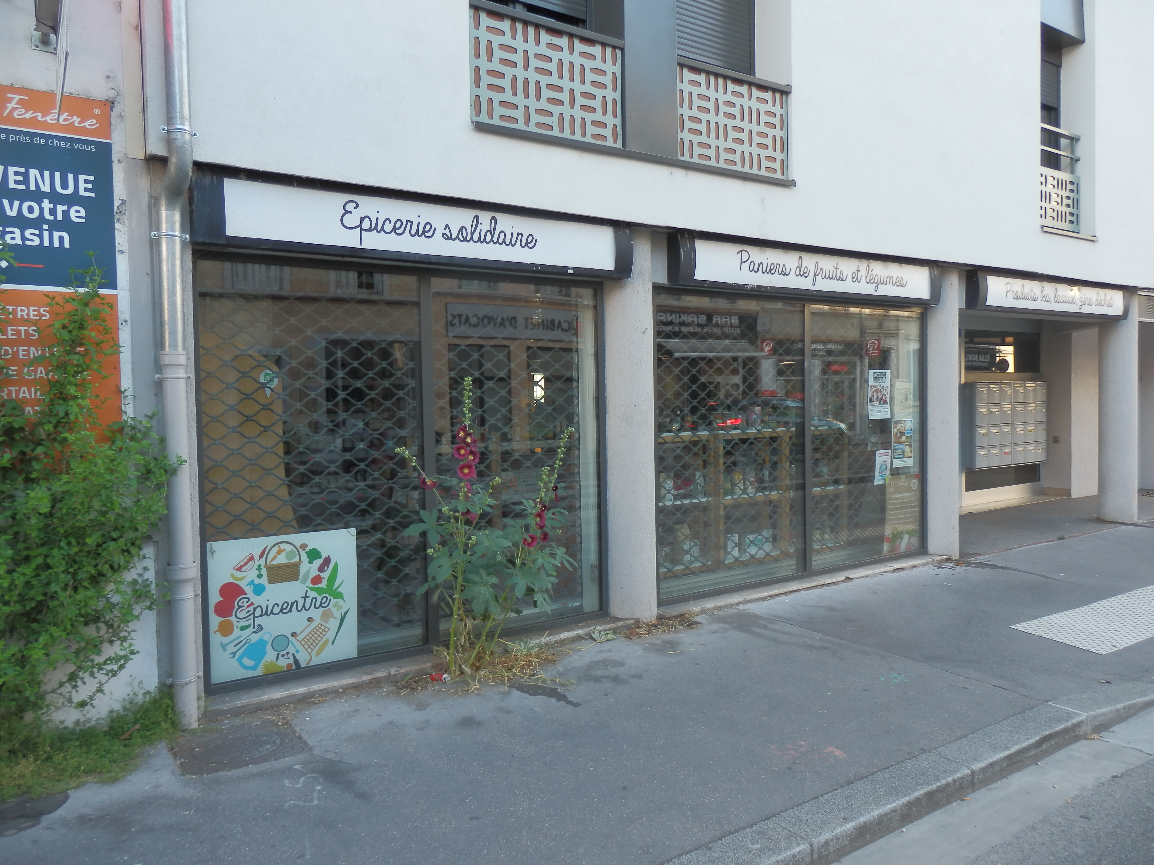 Entrée du magasin 104 route de Vienne
