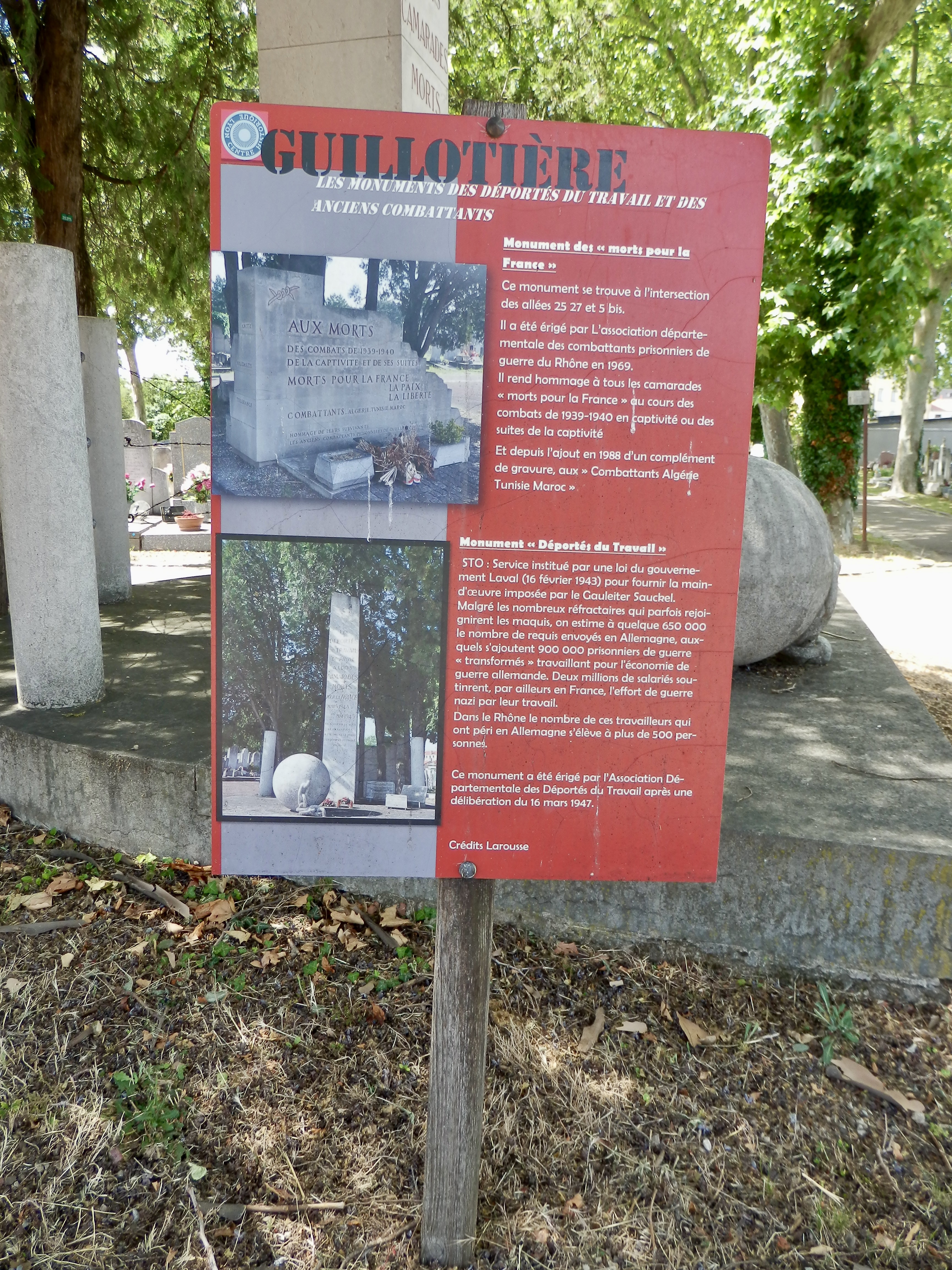 Plaque informative sur le monument aux morts de 1939-1940 et le monument aux déportés du travail du Rhône