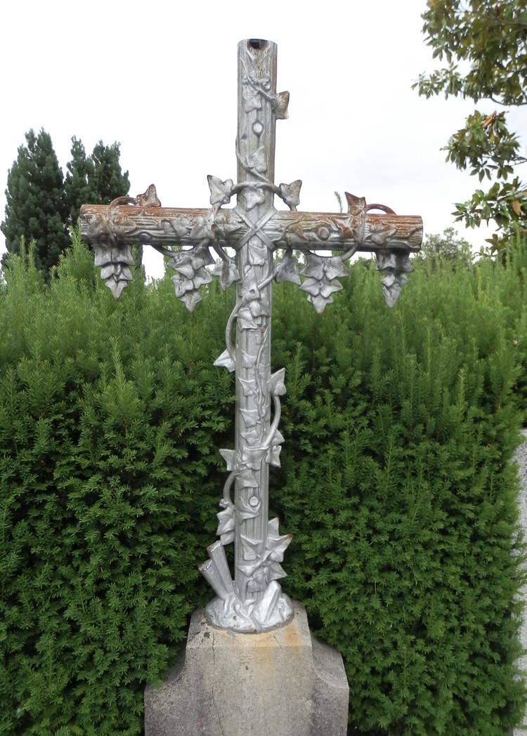 Croix de fonte entourée de lierre