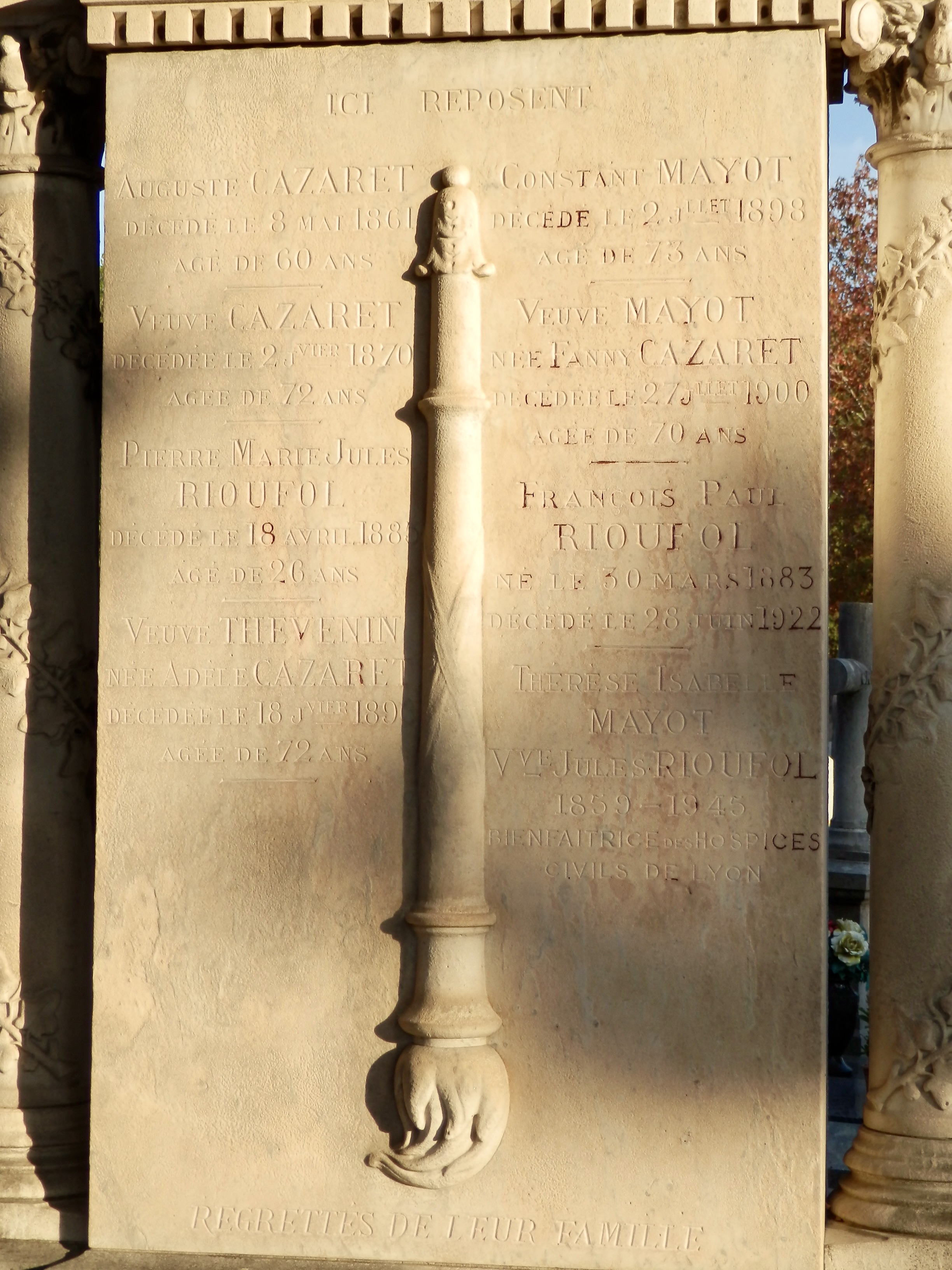 Le flambeau inversé (sans doute une des tombes les plus anciennes du cimetière avec la date de 1861)