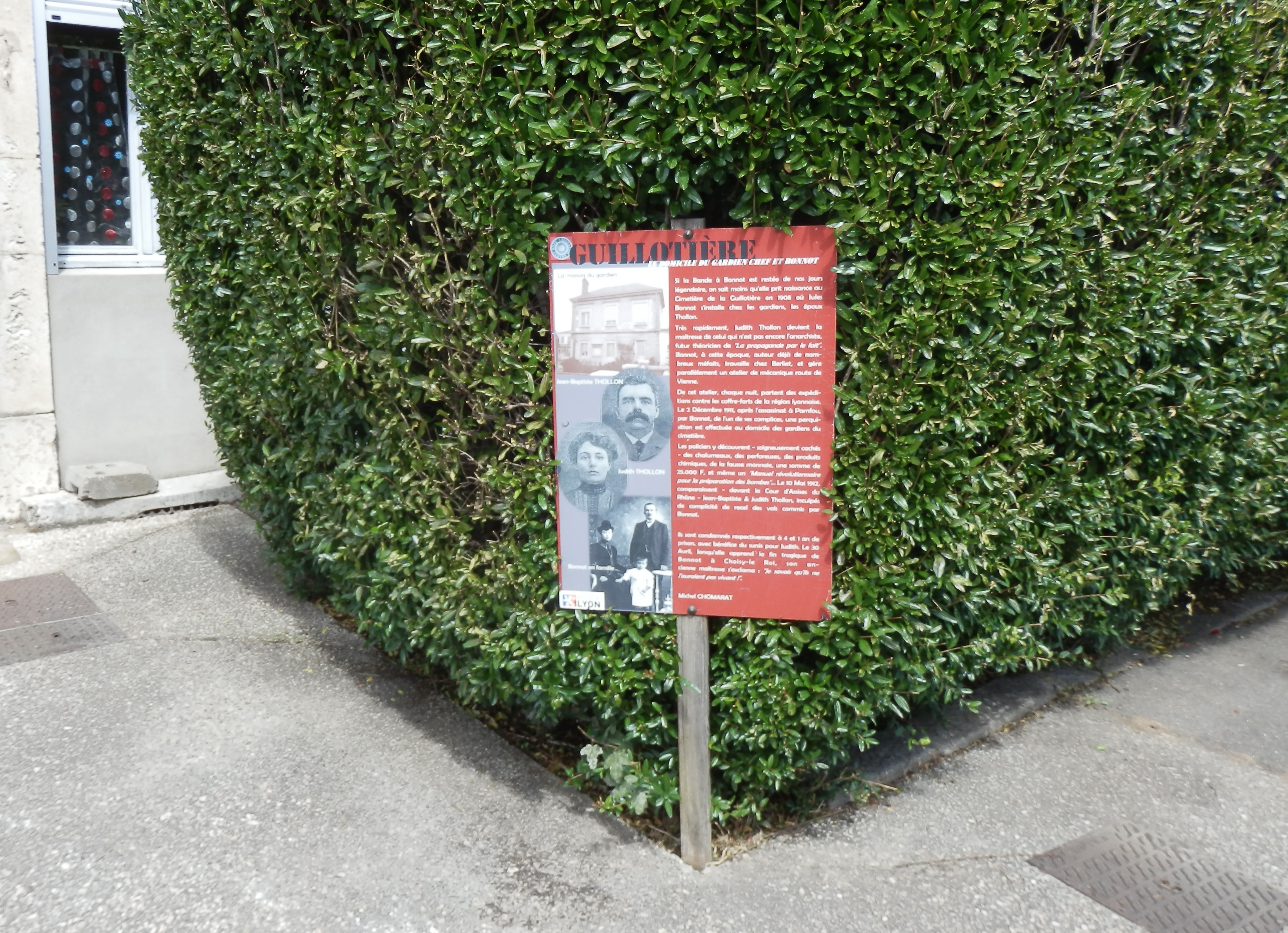 Plaque informative à l'entrée du cimetière près de la maison du gardien (1)