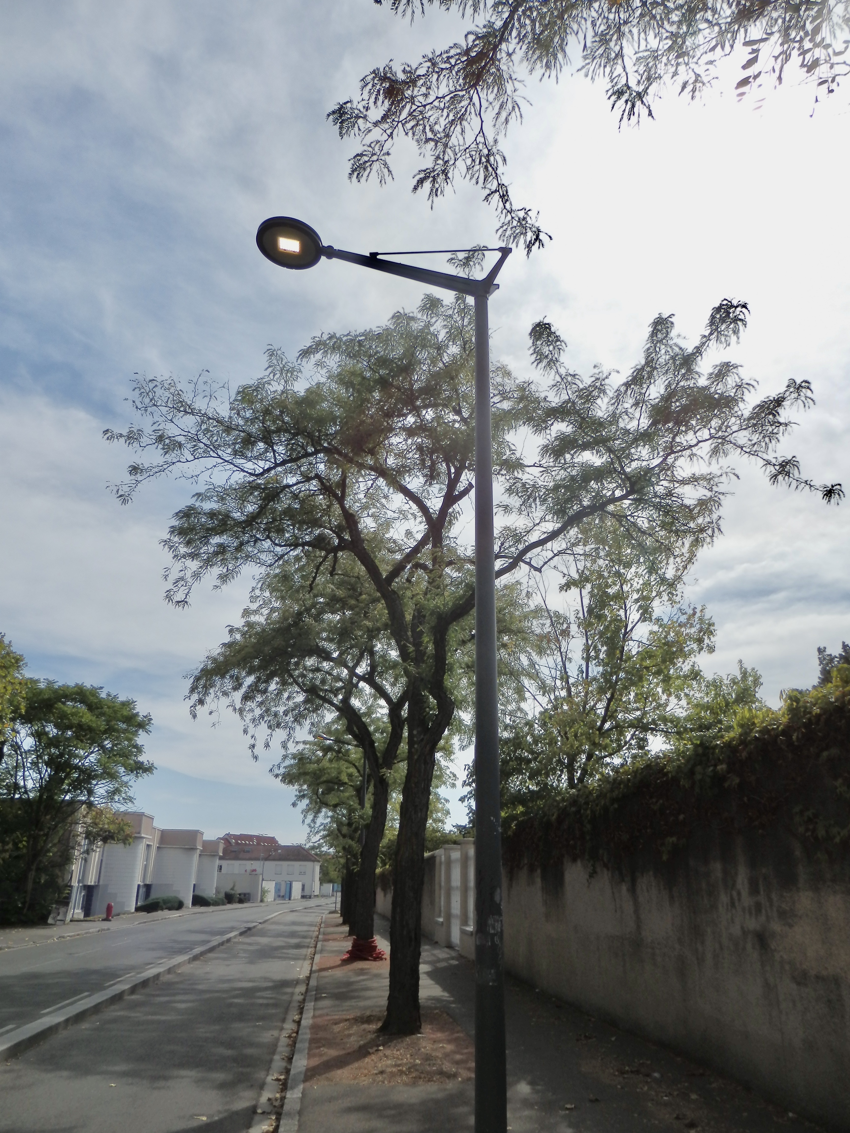 rue Audibert et Lavirotte, vue sur le mur d'enceinte du cimetière