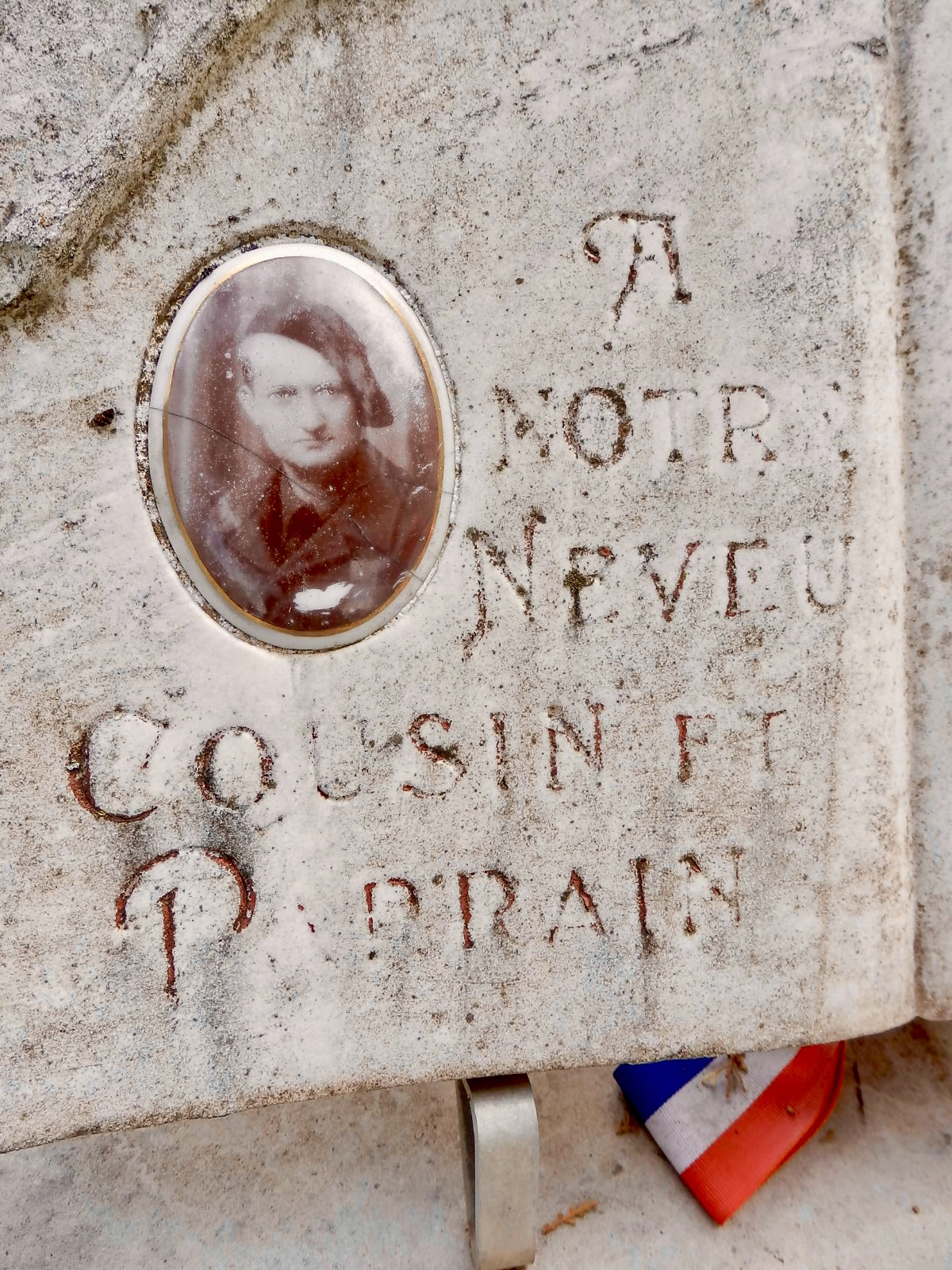 Médaillon d'Antoine Fonlupt sur sa tombe au cimetière de la Guillotière