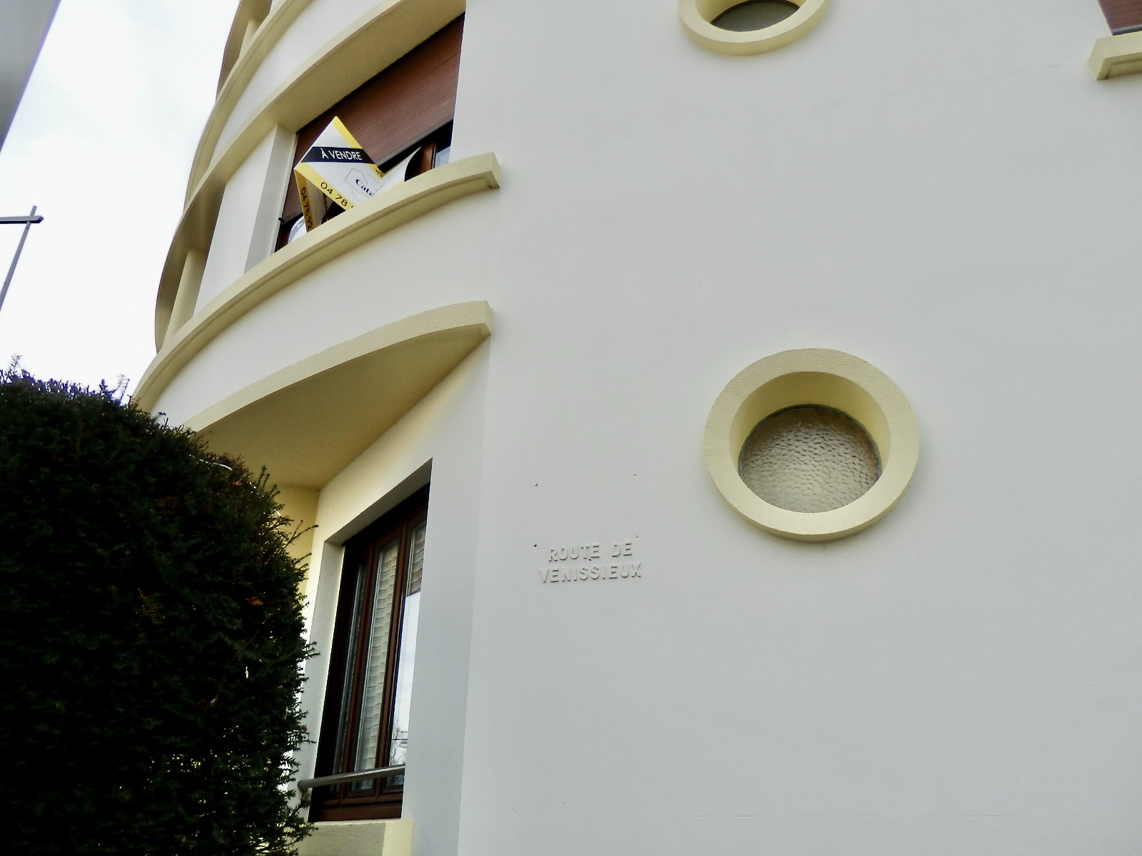 84 rue Pierre Delore, avec l'indication "Route de Vénissieux"