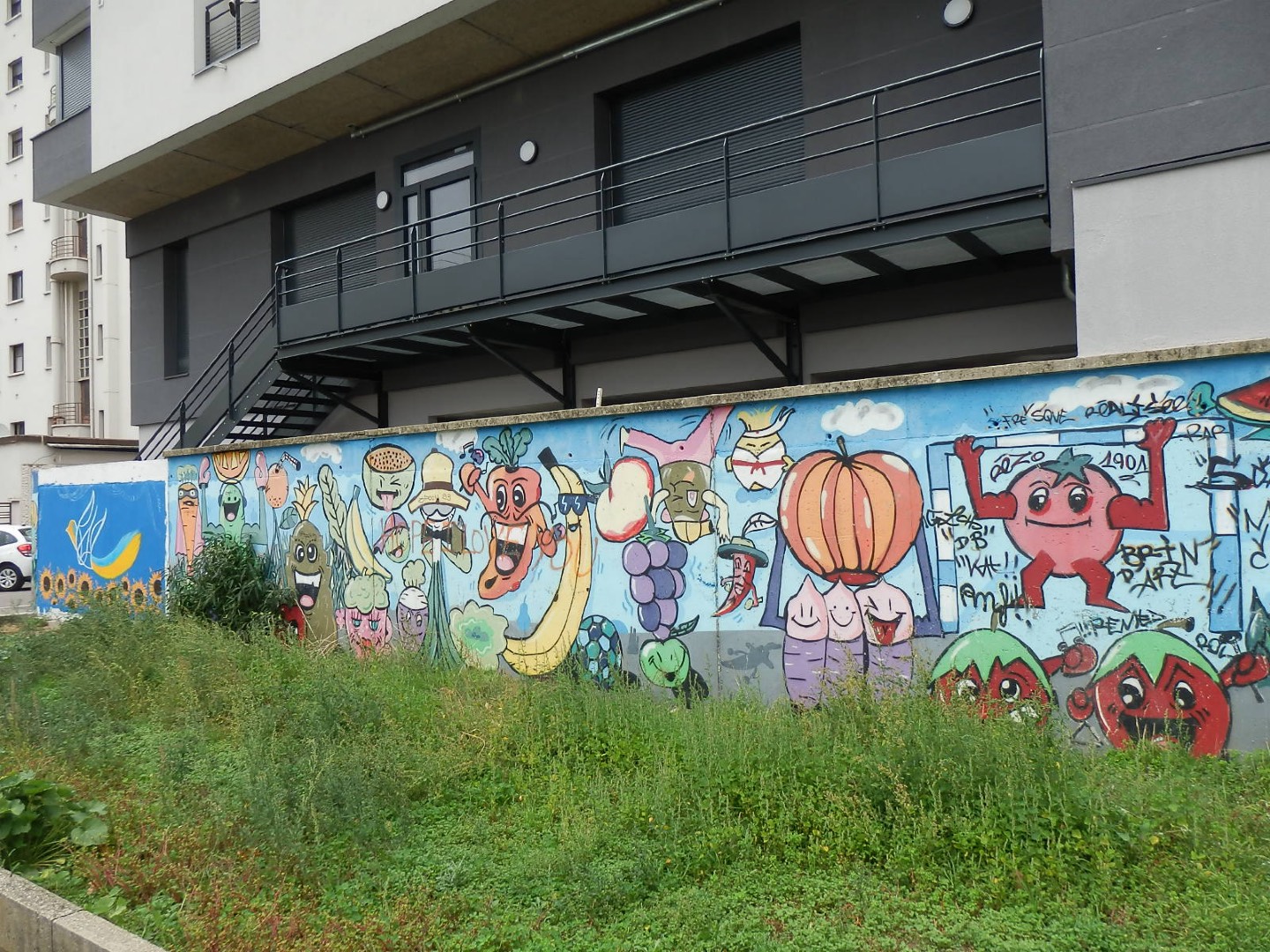Coin de verdure et fresque derrière l'Espace Samuel Paty
