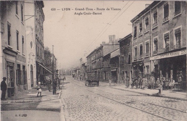 Angle Croix Barret - Route de Vienne - On aperçoit sur la gauche la façade du cinéma Le Splendid